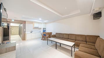 Royal Twin Room, City View | In-room dining