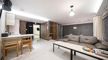 Deluxe Twin Room, City View | Living area
