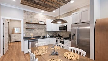 Condo, Multiple Beds, Patio, Garden View (Carters Court Grand Escape) | Dining