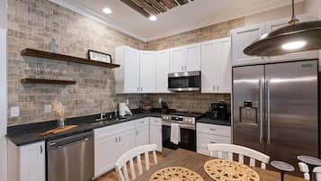 Condo, varias camas, patio, vista al jardín (Carters Court Grand Escape) | Cocina privada | Refrigerador, microondas, horno y parrilla de estufa