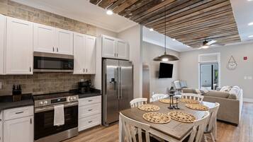Kondominium, Beberapa Tempat Tidur, patio, pemandangan kebun (Carters Court Grand Escape) | Dapur pribadi | Lemari es, microwave, oven, dan kompor