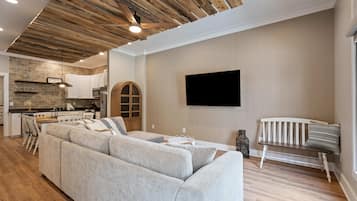 Kondominium, Beberapa Tempat Tidur, patio, pemandangan kebun (Carters Court Grand Escape) | Area keluarga | Televisi layar datar 55-inci dengan saluran TV digital