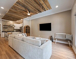 Appart'hôtel, plusieurs lits, patio, vue jardin (Carters Court Grand Escape) | Coin séjour
