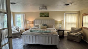4 bedrooms, iron/ironing board, internet, bed sheets
