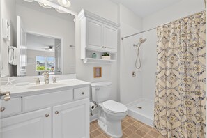 Shower, towels - Crow Creek 1323 | Fairway Living Starts Here (Calabash)