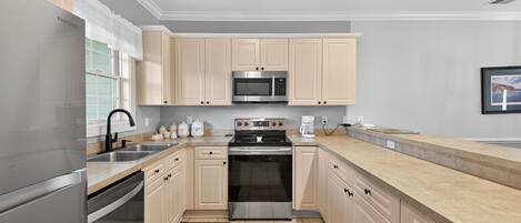 Køleskab, mikrobølgeovn, ovn, kogeplade