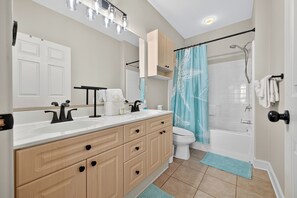 Shower, hair dryer, towels - Magnolia Pointe Stay | Pool View, Near Ocean | Magnolia Pointe Luster Leaf 4895-302 (Myrtle Beach)
