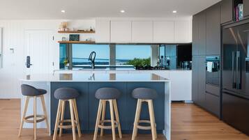 Réfrigérateur, four, plaque de cuisson, lave-vaisselle