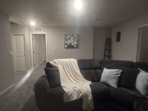 Living area - Fabulous 4-bedroom house with AC in Henderson (Henderson)