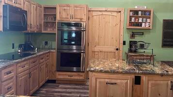 Microondas, horno, placa de cocina y lavavajillas