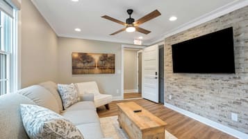 Condo, varias camas, patio, vista al jardín (Carters Court Serene Hideaway) | Área de sala de estar | Televisión de pantalla plana de 55 pulgadas con canales digitales