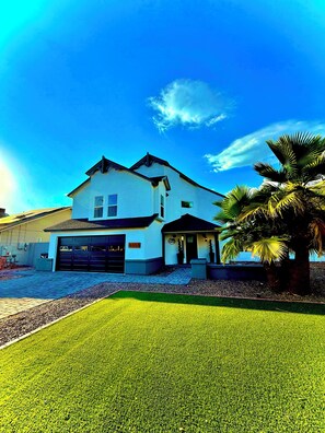 Exterior - Luxury Scottsdale Golden Oasis - Pool w waterfall, jacuzzi, golf, bbq grill! (Scottsdale)