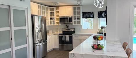 Microondas, horno, parrilla de estufa y lavavajillas