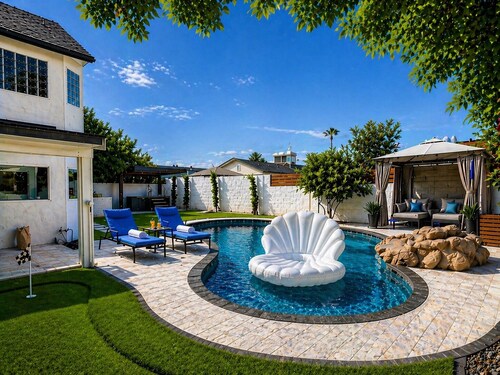 Modern Scottsdale Oasis Near Old Town–Pool, Waterfall, Glam Room & Putting Green