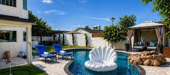 Modern Scottsdale Oasis Near Old Town–Pool, Waterfall, Glam Room & Putting Green