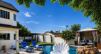Modern Scottsdale Oasis Near Old Town–Pool, Waterfall, Glam Room & Putting Green