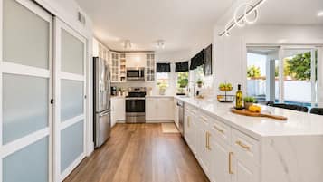 Coffee/tea maker, fridge, microwave, oven