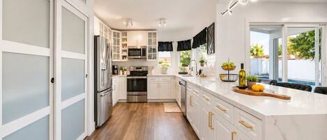 Refrigerador, microondas, horno, placa de cocina