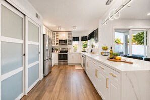 Microonde, forno, piano cottura, lavastoviglie