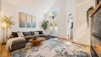 Smart TV, fireplace, books, stereo
