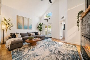 Smart TV, fireplace, books, stereo