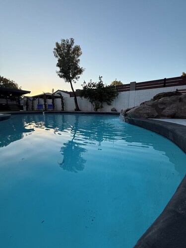 Luxury Scottsdale Golden Oasis - Pool w waterfall, jacuzzi, golf, bbq grill!