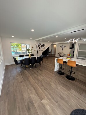 Dining - Luxury Scottsdale Golden Oasis - Pool w waterfall, jacuzzi, golf, bbq grill! (Scottsdale)