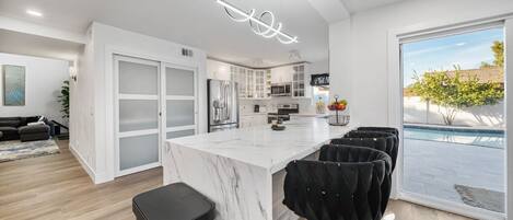 Mikrobølgeovn, ovn, kokeplater og oppvaskmaskin