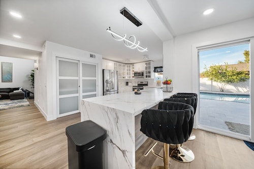 Luxury Scottsdale Golden Oasis - Pool, jacuzzi, golf, bbq grill, glam room, etc!