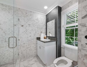 Condo, 1 Queen Bed, Patio, Garden View (Carters Court Cozy Hideaway) | Bathroom | Towels