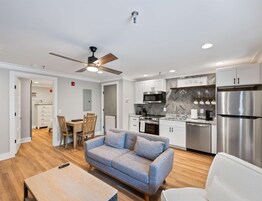 公寓式客房, 1 张大床, 露台, 花园景观 (Carters Court Cozy Hideaway) | 起居区 | 55-英寸纯平电视（配备数码频道）