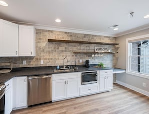 Appartamento, 2 letti queen, patio, vista giardino (Carters Court Serene Suite) | Cucina privata | Frigorifero, microonde, forno, piano cottura