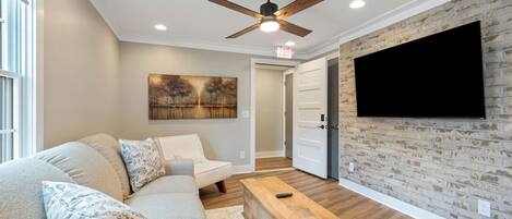 Condo, 2 Queen Beds, Patio, Garden View (Carters Court Serene Suite) | Living area