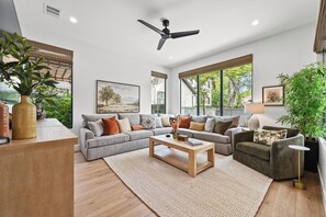 Smart TV, fireplace