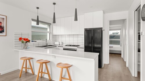 Seagulls Nest - Beautiful spacious pet friendly home next to the ocean