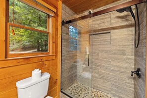 Douche, baignoire Ă jets, serviettes fournies