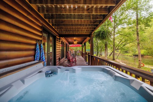 Experience comfort at Bearly Behaving, a 3-bedroom river front home in scenic Ellijay, GA.