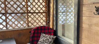 Cozy Cottage near Ski Hill Retreat
-Sleeps 4