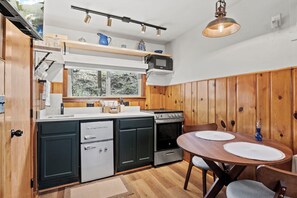 Cabin, Mountain View | Private kitchen