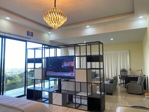 Silitysrauta/-lauta, Wi-Fi, vuodevaatteet