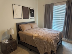 2 bedrooms, iron/ironing board, WiFi, bed sheets - Luxurious 2-bedroom/2 bath apartment. Minutes away from Universal & Disney (Orlando)