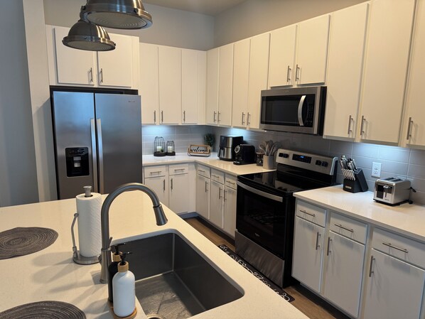 Private kitchen - Luxurious 2-bedroom/2 bath apartment. Minutes away from Universal & Disney (Orlando)