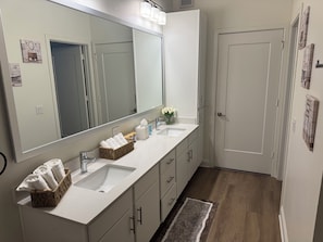 Shower, hair dryer, towels, soap - Luxurious 2-bedroom/2 bath apartment. Minutes away from Universal & Disney (Orlando)