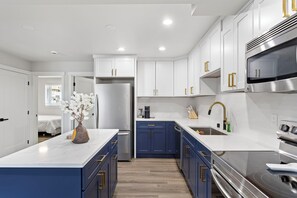 Kühlschrank, Mikrowelle, Ofen, Herdplatte