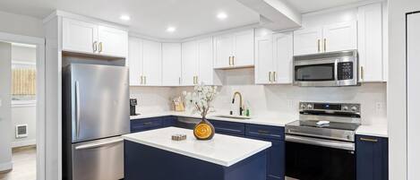 冰箱、微波炉、烤箱、炉灶