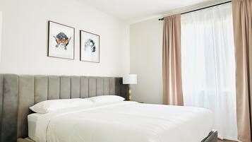 2 chambres, bureau, fer et planche à repasser, lit de bébé portatif