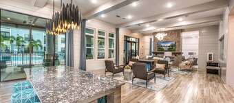  Monarch Apartments 15m to Parks, Pet Friendly, Free Parking by Heavenly Homes