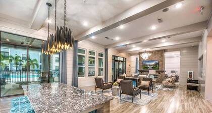 Monarch Apartments 15m to Parks, Pet Friendly, Free Parking by Heavenly Homes