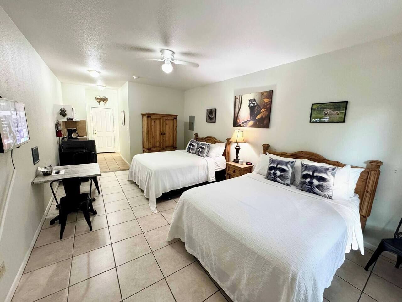 Iron/ironing board, WiFi, bed sheets