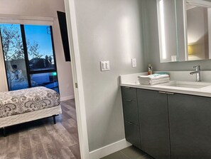 1 bedroom, iron/ironing board, free WiFi, bed sheets - Cozy Modern Studio on Spaulding Ave โ Complimentary WiFi & Parking (Los Angeles)